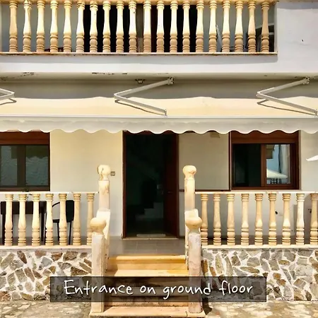 Fenia House On The Beach 펜션 아스프로발타