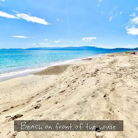 Fenia House On The Beach 펜션 아스프로발타