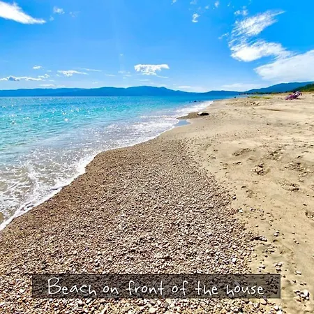 Fenia House On The Beach 아스프로발타